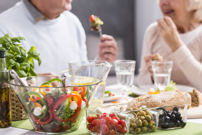 Couple de seniors mangeant une repas sain